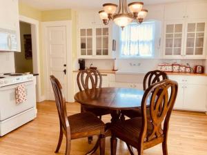 una cucina con tavolo e sedie in legno di Emigrant's Inn a Fredericksburg