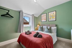 Ένα ή περισσότερα κρεβάτια σε δωμάτιο στο 5-Bedroom Stunning, Luxurious & Stylish Manor with Games Room, Private Parking & Garden, Central Gloucester, Cotswolds Retreat Sleeps up to 12 - WORK CONTRACTORS SPECIAL OFFER! - by Blue Puffin Stays