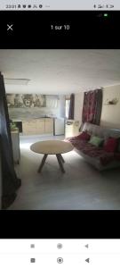 Η κουζίνα ή μικρή κουζίνα στο Mobilhome vintage dans camping a la ferme