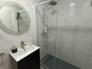 a bathroom with a shower and a sink and a mirror at Estudio The Room Tres Ocho in Talavera de la Reina