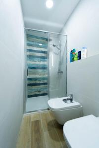 Ένα μπάνιο στο Apartamento acogedor en la Playa de Nules