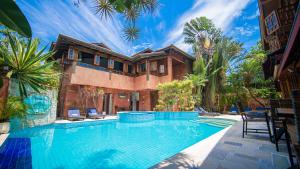 an image of a house with a swimming pool at Pousada Montão do Trigo Juquehy in Juquei
