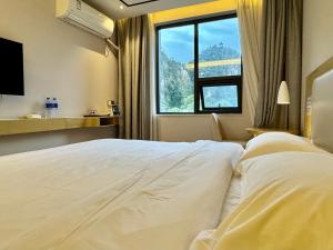 Postel nebo postele na pokoji v ubytování Guilin Tree Hotel