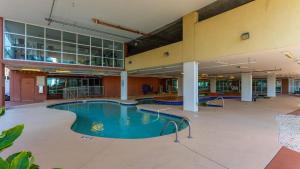 Kolam renang di atau dekat dengan Malibu Pointe 401 Second row ocean view-Crescent Beach Section