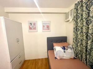 Postel nebo postele na pokoji v ubytování Noelz Staycation