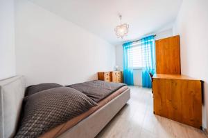 Postel nebo postele na pokoji v ubytování Cozy New Town Apartment- City Centre Rzeszow by StayNest