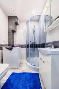 Koupelna v ubytování Cozy New Town Apartment- City Centre Rzeszow by StayNest