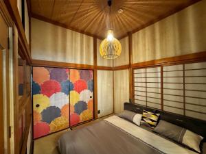 加美屋リゾート房総 浪漫ラウンジ 夕日と露天風呂-Kamiya Resort Boso客房内的一张或多张床位