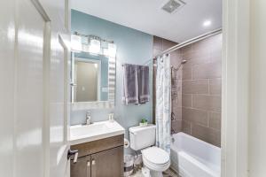 Ένα μπάνιο στο Centrally Located Angel Fire Condo about half Mi Resort +26 φωτογραφίες
