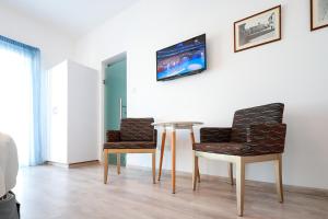 TV a/nebo společenská místnost v ubytování Mikes Kanarium City Hotel