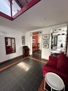 Una sala de estar con un sofá rojo y una mesa. en Dionigi suite, en Siracusa