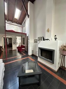 Una sala de estar con chimenea y televisión. en Dionigi suite, en Siracusa