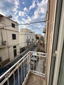 - Balcón con vistas a la calle en Dionigi suite, en Siracusa