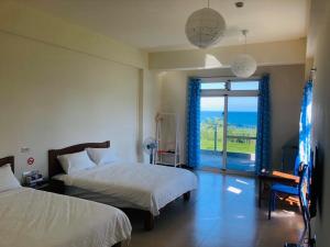 Llit o llits en una habitació de 春夏秋冬海景民宿Ocean View Motel