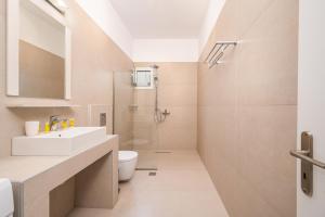 Koupelna v ubytování New Modern Apartment in Kos Center + 13 fotografií