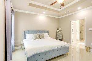 Ένα ή περισσότερα κρεβάτια σε δωμάτιο στο Arabi Home with Deck 7 Mi to Downtown New Orleans!