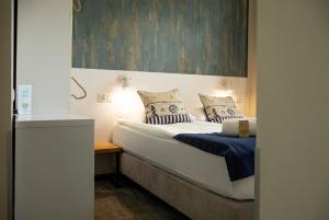 a bedroom with a bed with two pillows on it at SeaSide Sopot - butikowe noclegi przy plaży in Sopot