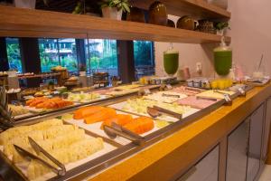 a buffet line with many different types of food at Hotel Experience João Fernandes in Búzios