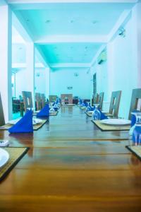 een grote kamer met blauwe stoelen en een lange tafel bij Yala Hotel Elephant Eye in Tissamaharama +90 foto's