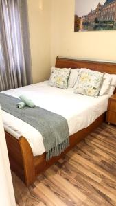 une chambre avec un lit avec des draps blancs et des oreillers dans l'établissement Zenko Suave- 12 Madison West, à Johannesbourg 19 autres photos