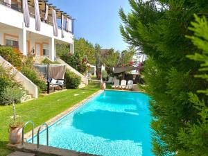 une piscine dans la cour d'une maison dans l'établissement Despoina's Maisonette at Rafaella Resort, à Kokóni