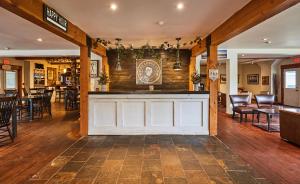 Un bar en un restaurante con mesas y sillas. en 3 Pines Lodge Muskoka, en Huntsville