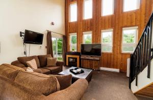 TV a/nebo společenská místnost v ubytování 3 Pines Lodge Muskoka