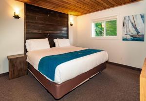 Postel nebo postele na pokoji v ubytování 3 Pines Lodge Muskoka