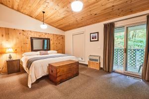 Postel nebo postele na pokoji v ubytování 3 Pines Lodge Muskoka