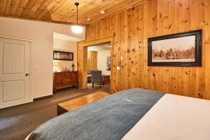 Postel nebo postele na pokoji v ubytování 3 Pines Lodge Muskoka