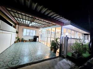 pasillo de un edificio con suelo de baldosa en K T Greenvill, en Ban Khom