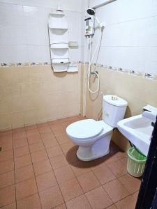 un baño con inodoro y lavabo en K T Greenvill, en Ban Khom