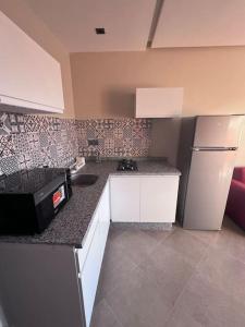 Kuchyň nebo kuchyňský kout v ubytování Appartement No 4 vue sur mer au loin + 27 fotografií