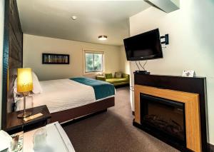 Postel nebo postele na pokoji v ubytování 3 Pines Lodge Muskoka