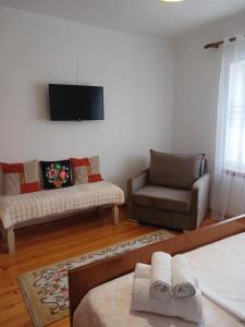TV a/nebo společenská místnost v ubytování EniGuesthouse