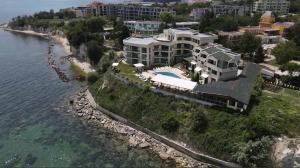 an aerial view of a building next to the water at Privat apartament Golf Coast in Kavarna