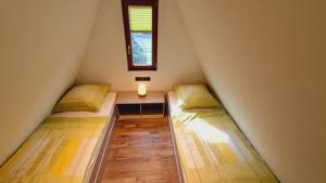 Postel nebo postele na pokoji v ubytování Finnhütte Wagner - Urlaub am Thüringer Meer