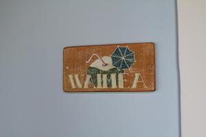 un cartel en una puerta con la palabra "vida salvaje" en Pipa Hawaii Suites, en Pipa