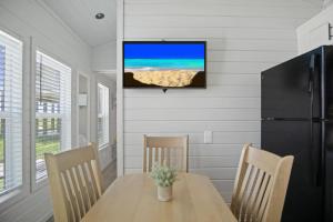A television and/or entertainment centre at 1 Block to Beach -Brand New Modern Tiny Home