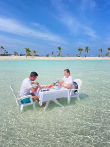 Majutusasutuse Ithaa Beach külastajad