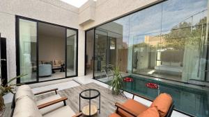 a living room with a pool and glass walls at شاليهات قمر الشفا لبيوت العطلات التصنيف اقتصادي in Ash Shafa