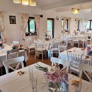 Restaurace v ubytování Pensiunea La Conac