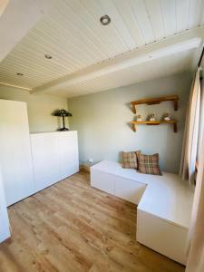 a living room with a white couch and a ceiling at Little Blue Cottage #7 in Fehmarn