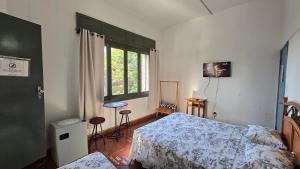 een slaapkamer met een bed en een raam bij Tagua Hospedaje in Asuncion