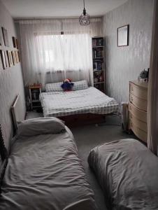 Ένα ή περισσότερα κρεβάτια σε δωμάτιο στο Silverknowes Silver room sleeps 4 with private shower