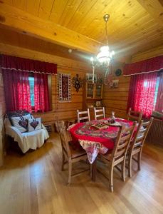 jadalnia ze stołem, krzesłami i łóżkiem w obiekcie Góralska Chata & Spa w Muszynie