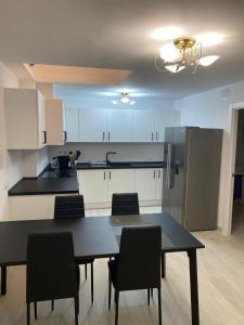 Η κουζίνα ή μικρή κουζίνα στο New - MiJa basement Loft Apartment steps from Beach - perfect for Sun and Sport Seekers +24 φωτογραφίες