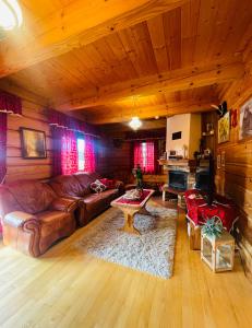 salon ze skórzaną kanapą i stołem w obiekcie Góralska Chata & Spa w Muszynie +37 zdjęć