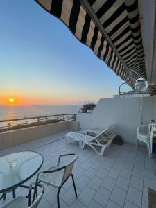 a patio with a table and chairs and the ocean at Depto Concón frente a playa amarilla con gran vista al mar in Concón +7 photos