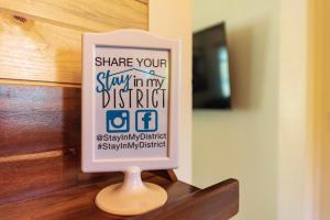 ein Schild mit der Aufschrift „Teilen Sie Ihren Aufenthalt in meinem Bezirk“ in der Unterkunft #StayinMyDistrict Brussels Bungalow in North Bend